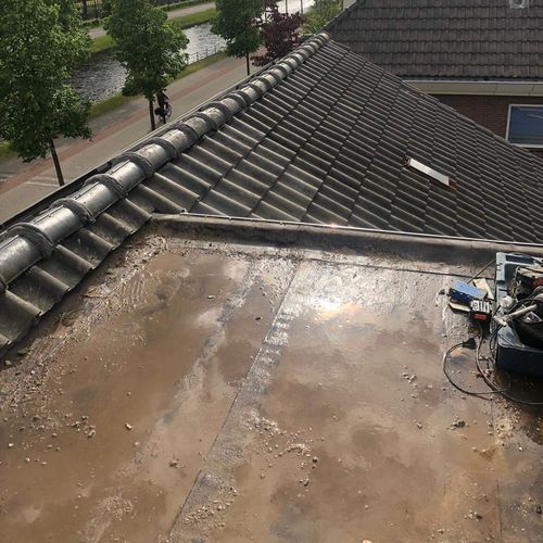 Een oude dakkapel met lekkages Een oude dakkapel in Zierikzee