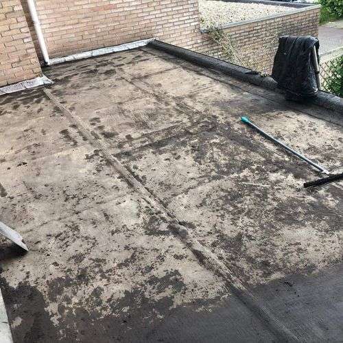 Schoonmaken van een plat dak in Zierikzee Schoonmaken van een plat dak in Zierikzee